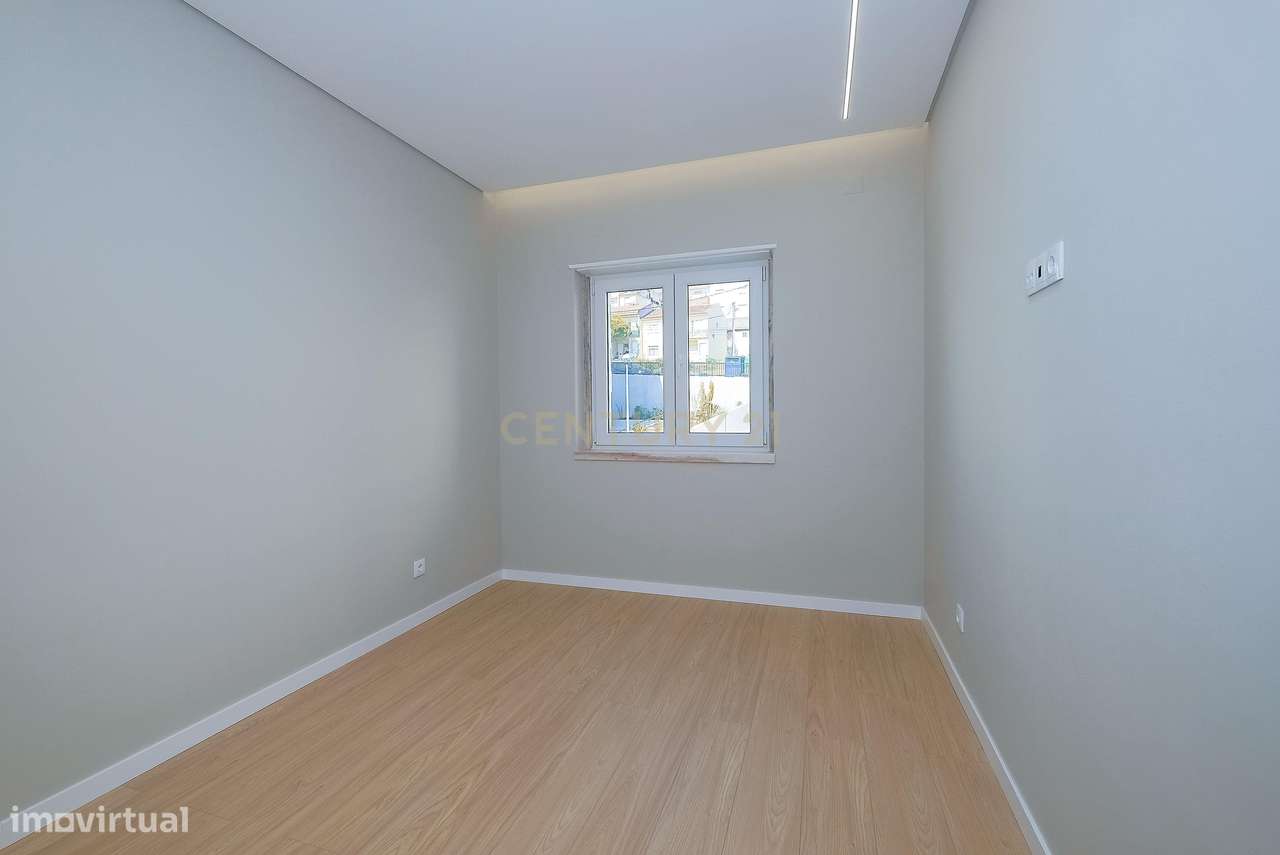 Apartamento T3 Totalmente Renovado | Estoril | Junto aos Salesianos-14