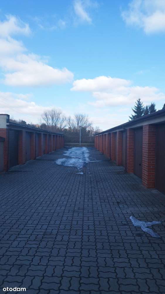 Murowany garaż w zabudowie szeregowej