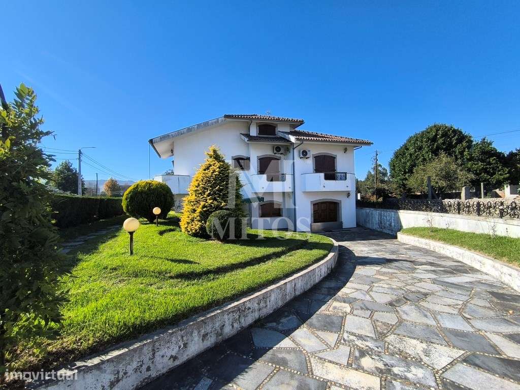 Moradia isolada com jardim e piscina - Alvarães-1