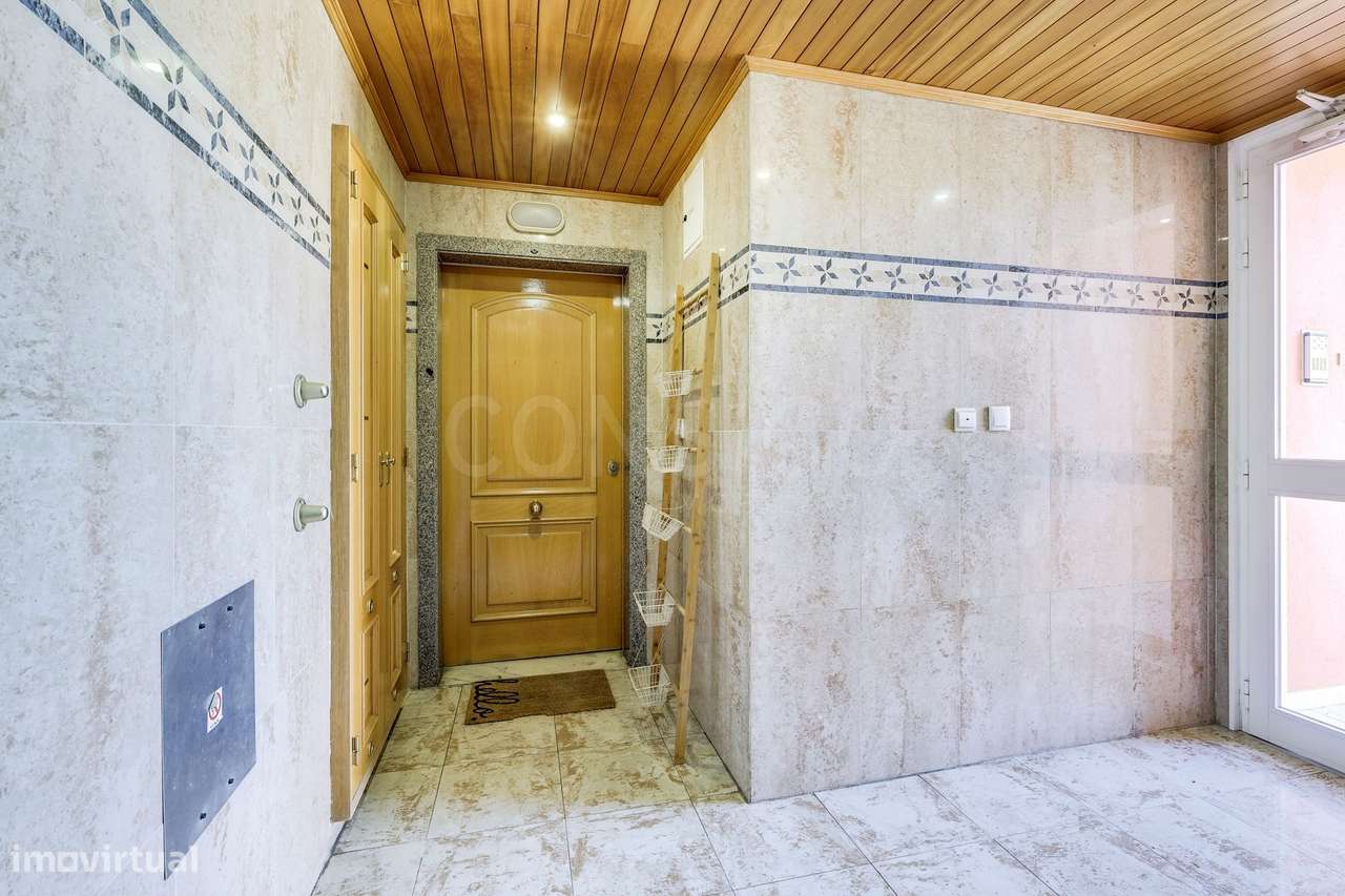 T3 com jardim privado, condomínio com piscina ,2 Estacionamentos + 1 a-30
