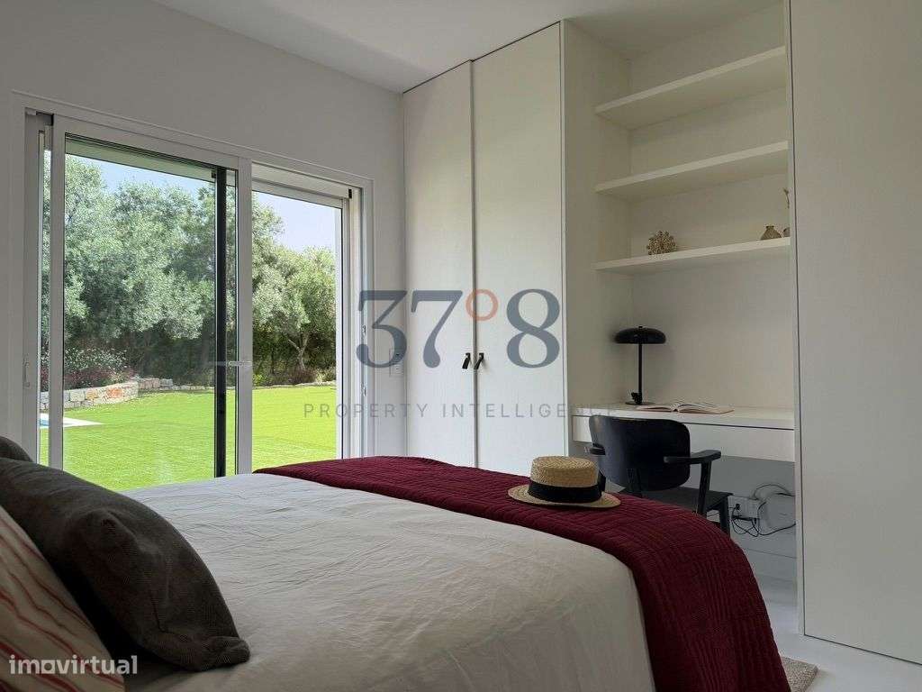 Uma vivenda de 4 quartos com piscina, num terreno de 2 hectares a 10 m-23