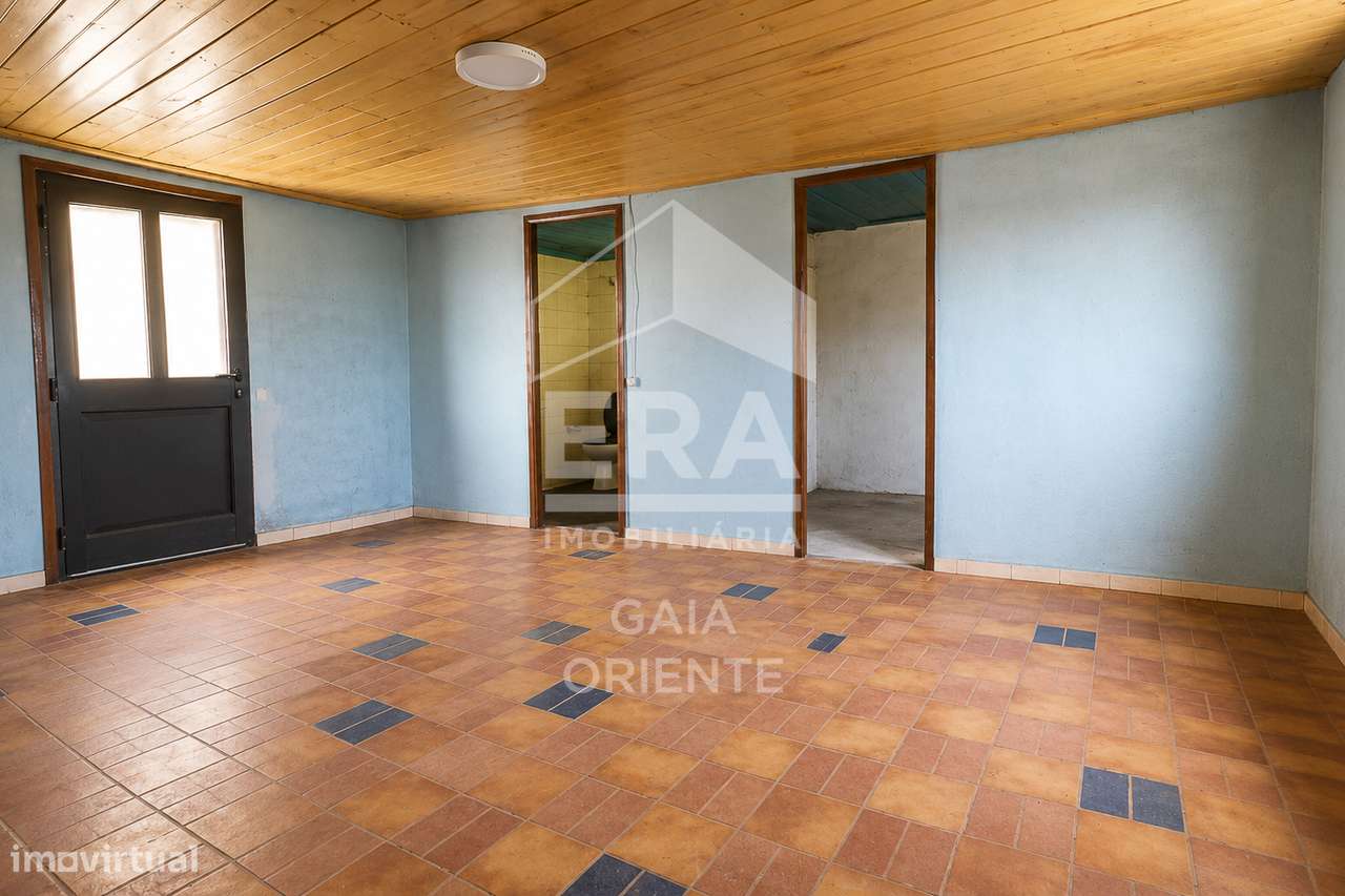 Moradia T2 para reabilitar em Roge-14