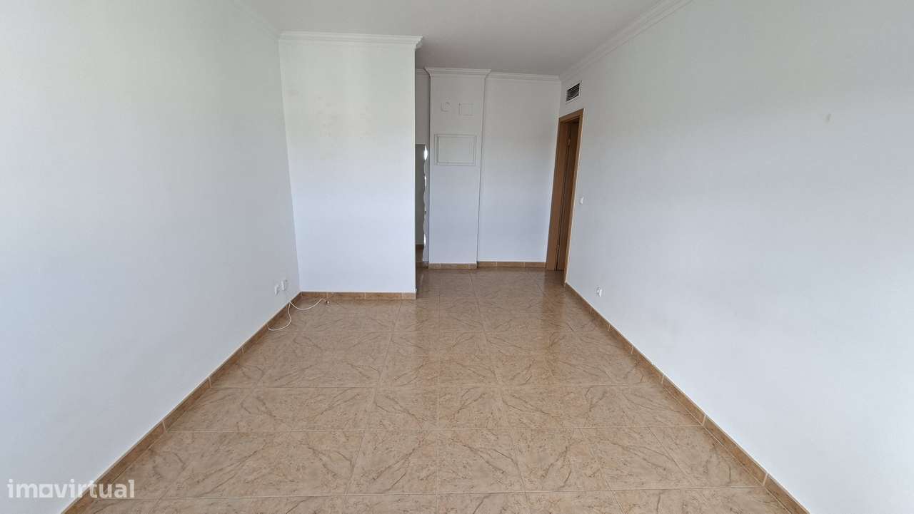 Apartamento T2 com 74m², Arrecadação e Estacionamento no Carregado-4