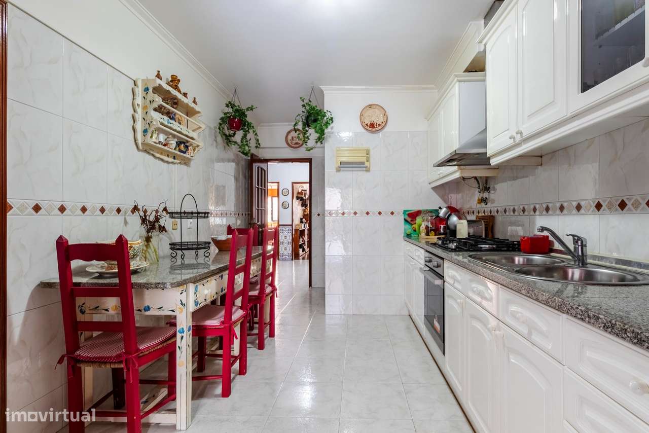 Apartamento T2 c/ 2 Lugares de Estacionamento e Terraço c/ 30m2 em Mem-19
