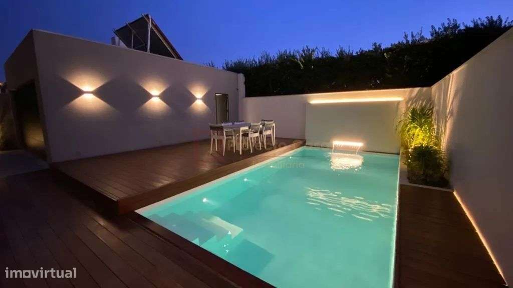 Moradia de Luxo com Piscina Aquecida Praia da Madalena-0