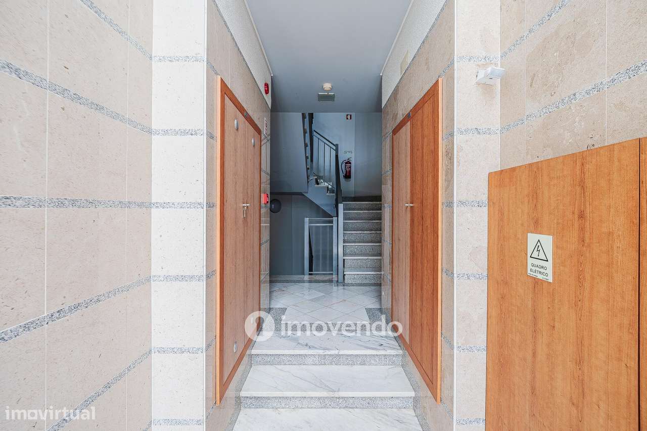 Apartamento T3 com garagem, em condomínio com piscina, em Bicesse-54