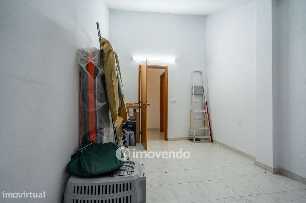 Apartamento T2 com estacionamento e arrecadação, em Mem Martins-35