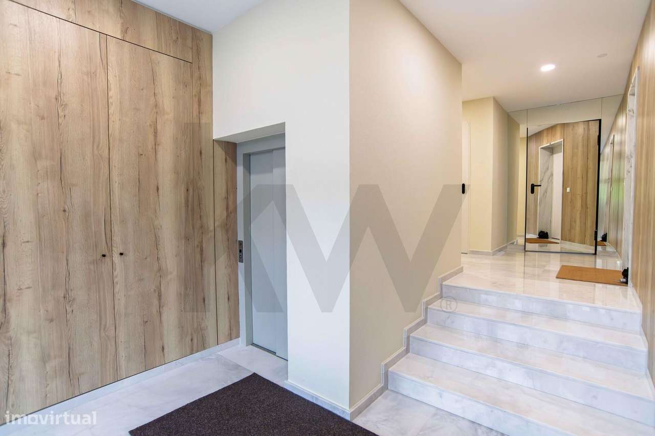 T2 Semi-Novo com Varanda, Vista Frontal Rio e Garagem Dupla | Alverca - Grande imagem: 4/30