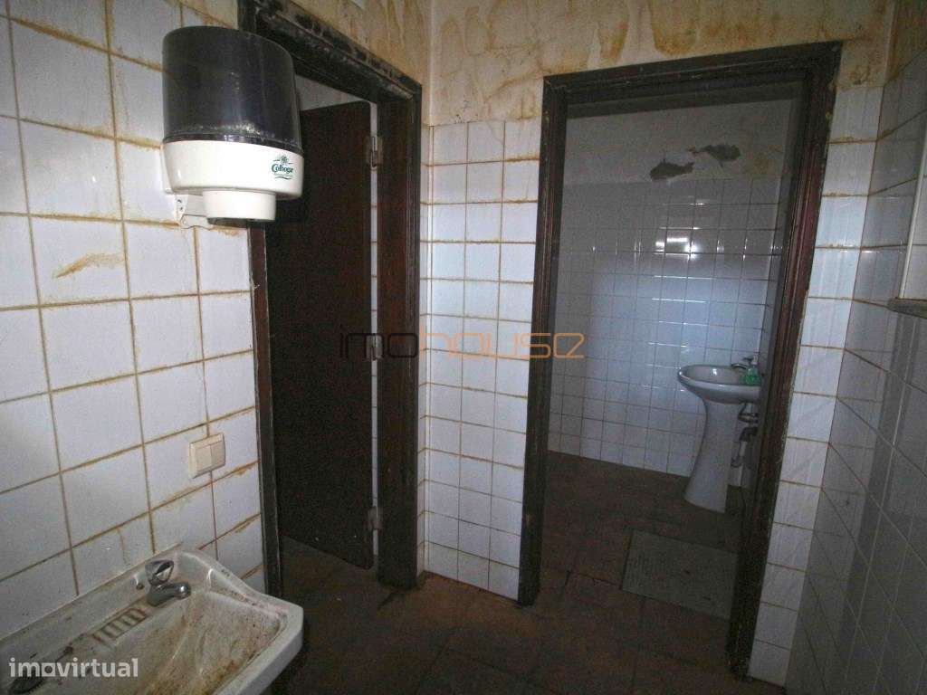 Armazém com logradouro e parque de estacionamento - Grande imagem: 5/9