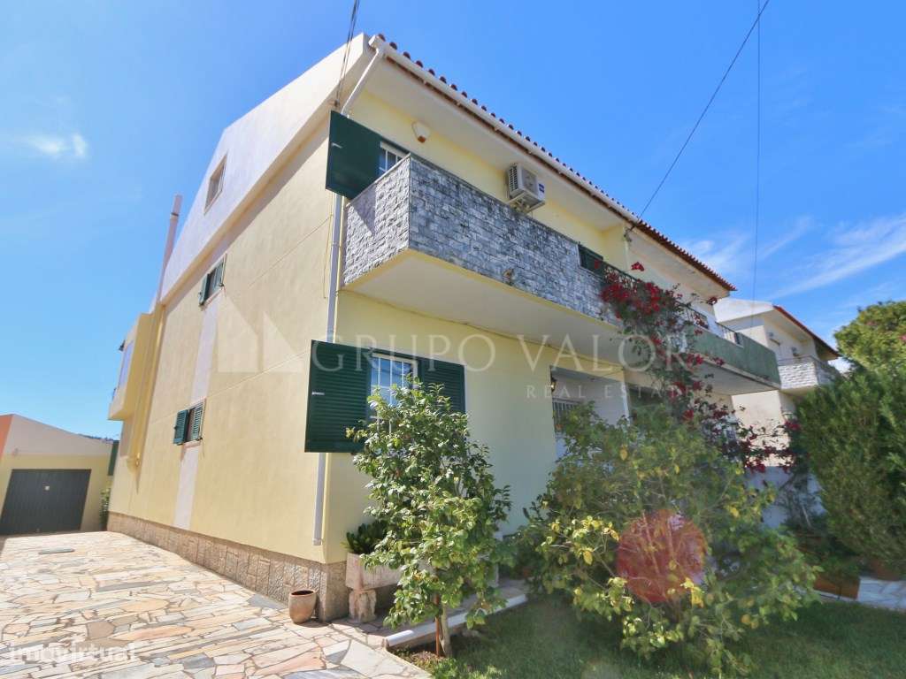 Moradia T4 com Garagem e Logradouro de 200m2 - Algueirão Mem Martins-33