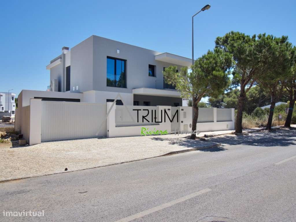 Moradia T4+1 Isolada com piscina e jardim nova-44