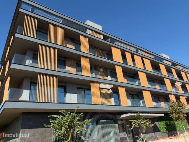 T2 em suítes, Varanda de 35,59 m² e Box para 2 Viaturas | Oeiras Golf-0