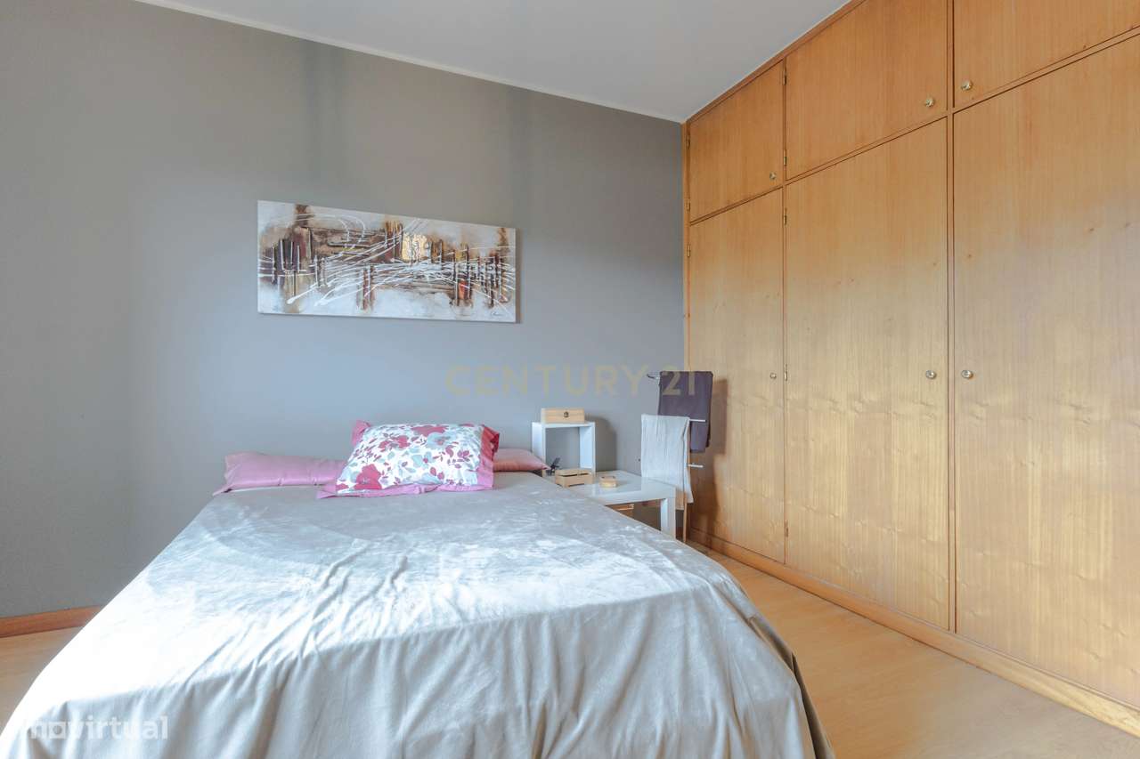 Fantástico Apartamento T2 com Lareira, Varanda e Lugar de Garagem | Fâ-20
