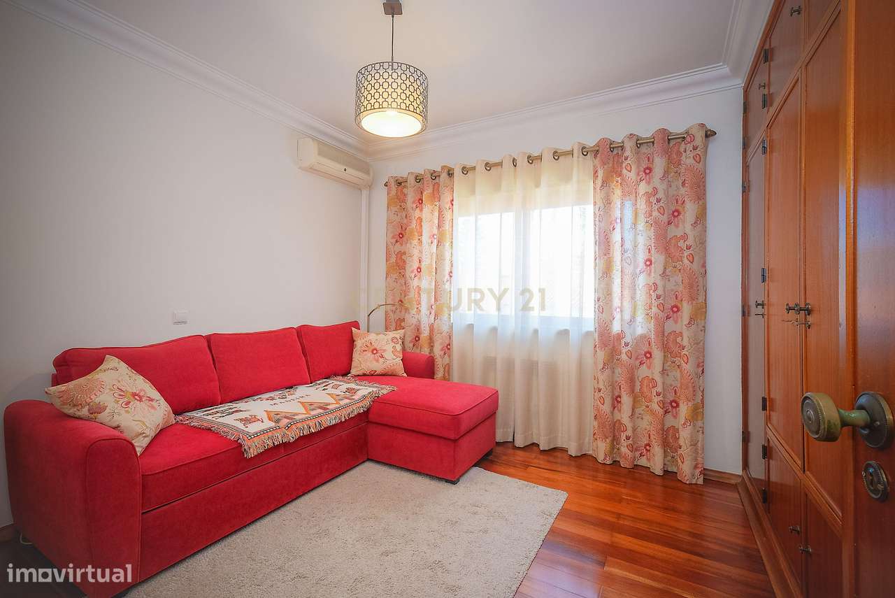Moradia T5 em Carcavelos — Espaço, Conforto e Localização Privilegiada-25