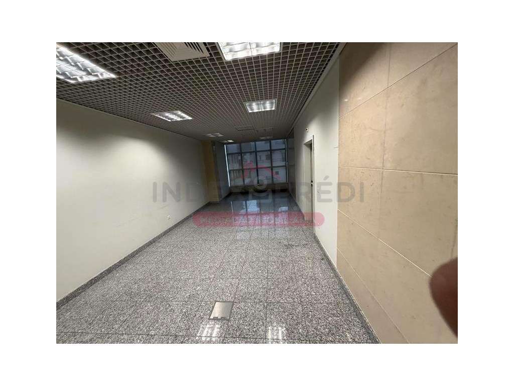 Ampla Loja com cave - Vila Nova de Poiares-11