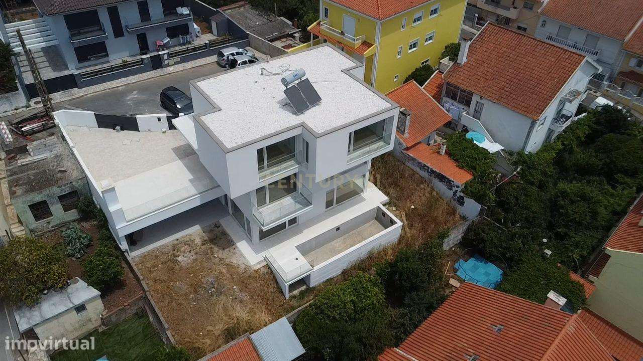 Moradia T4 de Arquitetura Moderna e Sustentável em Famões - Casal do R-47