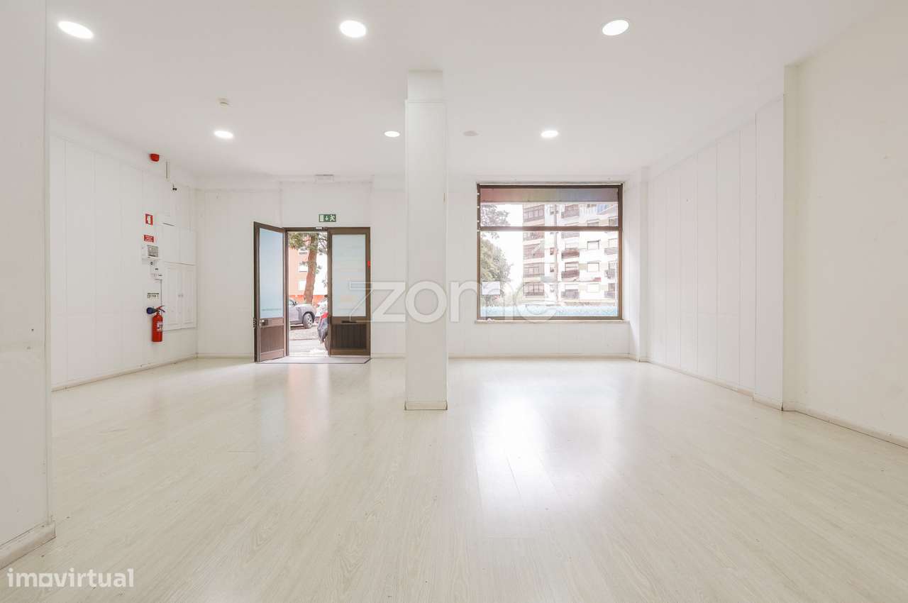 Espaço Comercial/Loja em Rua da Milharada 28 em Massamá - Grande imagem: 5/29