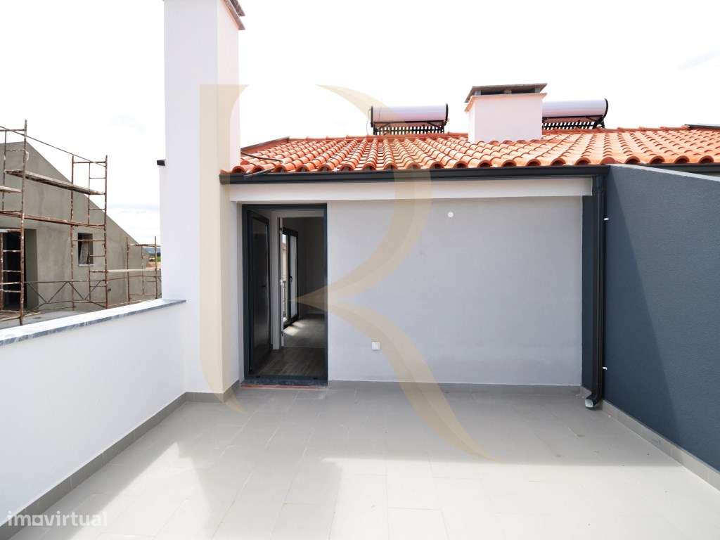 Moradia geminada nova T3 com garagem e terraço na Quinta do Conde-26