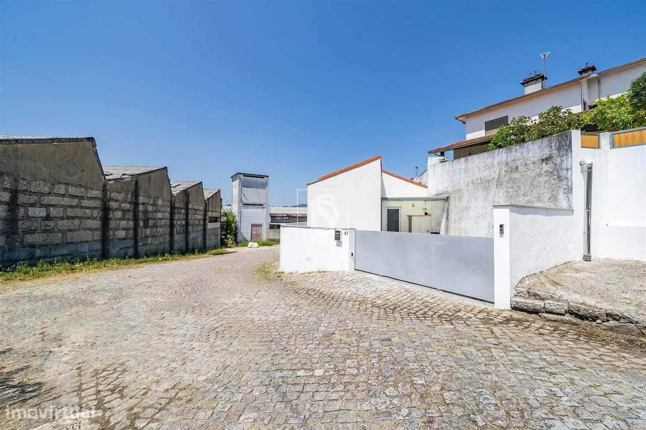 Moradia Térrea T2+1 Renovada | São Martinho do Campo-4