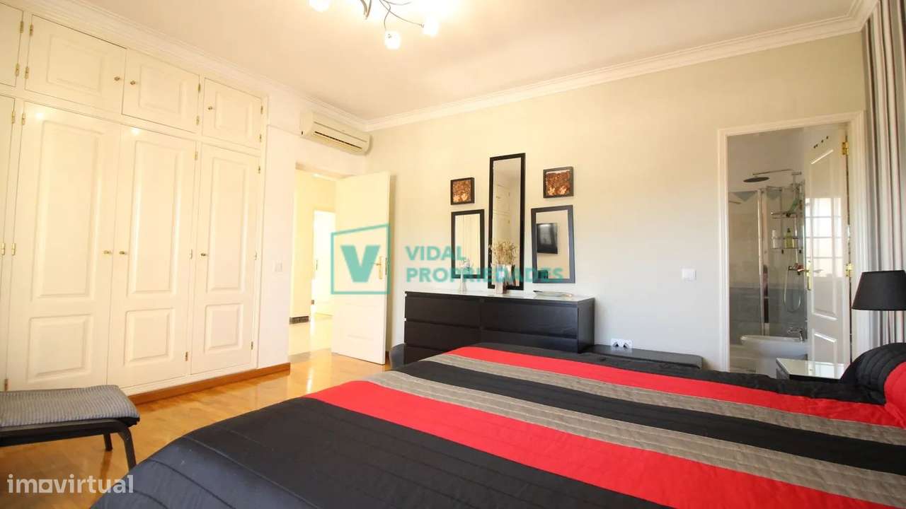 Moradia T7 com piscina e garagem em Loulé-33