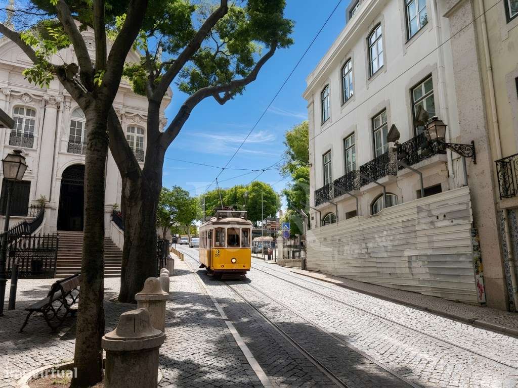 Apartamento T3 renovado no centro histórico de Lisboa-34
