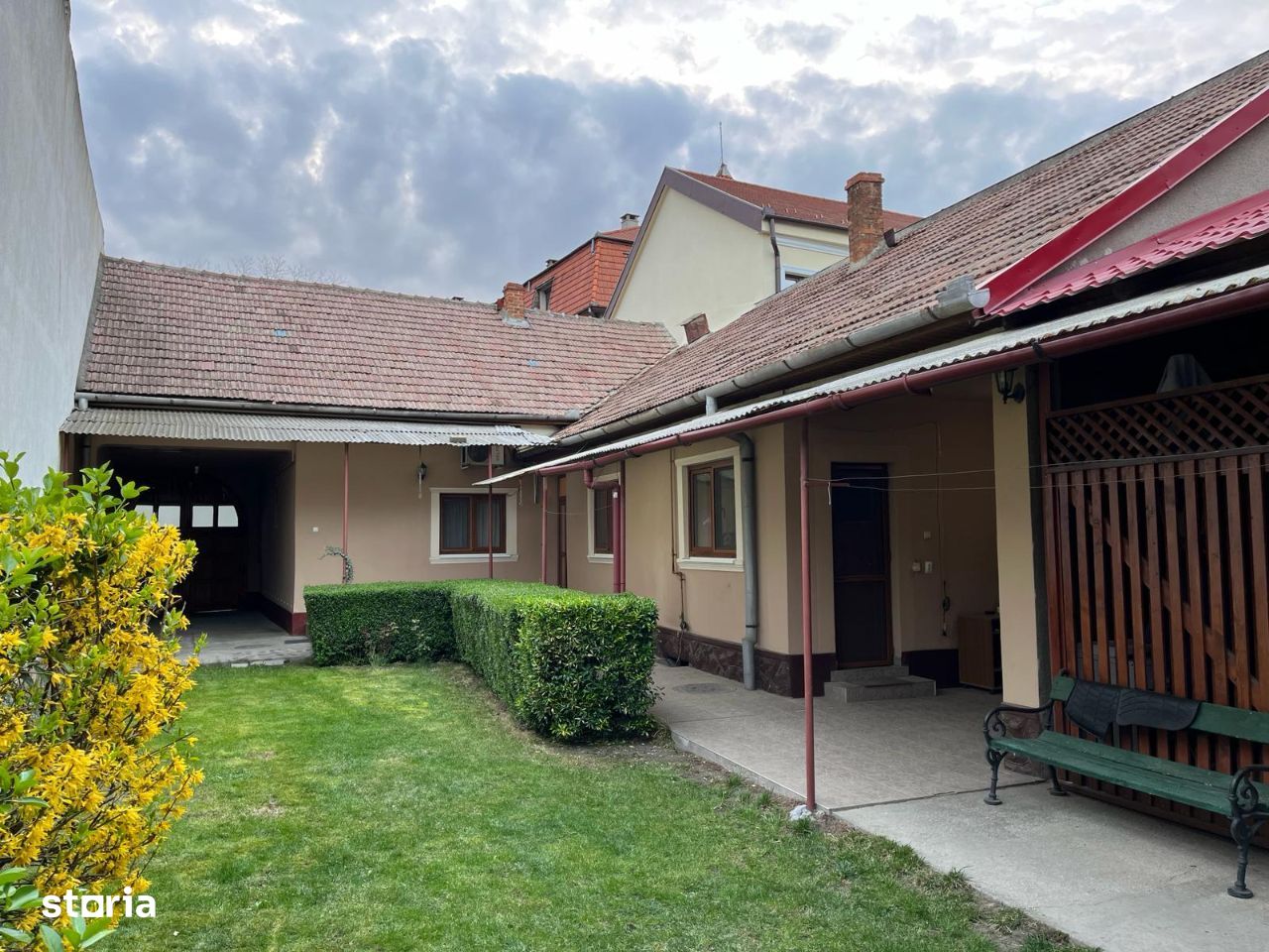 Casa familiala, centru, 4 incaperi, 2 bai,2 spatii garaj, beci 2,20H,