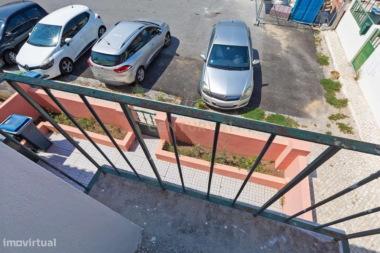 Moradia T3 com Quintal e Alto Potencial no Caramão da Ajuda, Lisboa-14