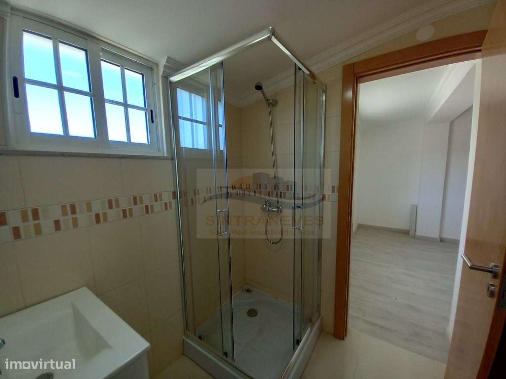 Moradia T3+T3 totalmente remodelada, com terraço, 4 casas de banho,...-31