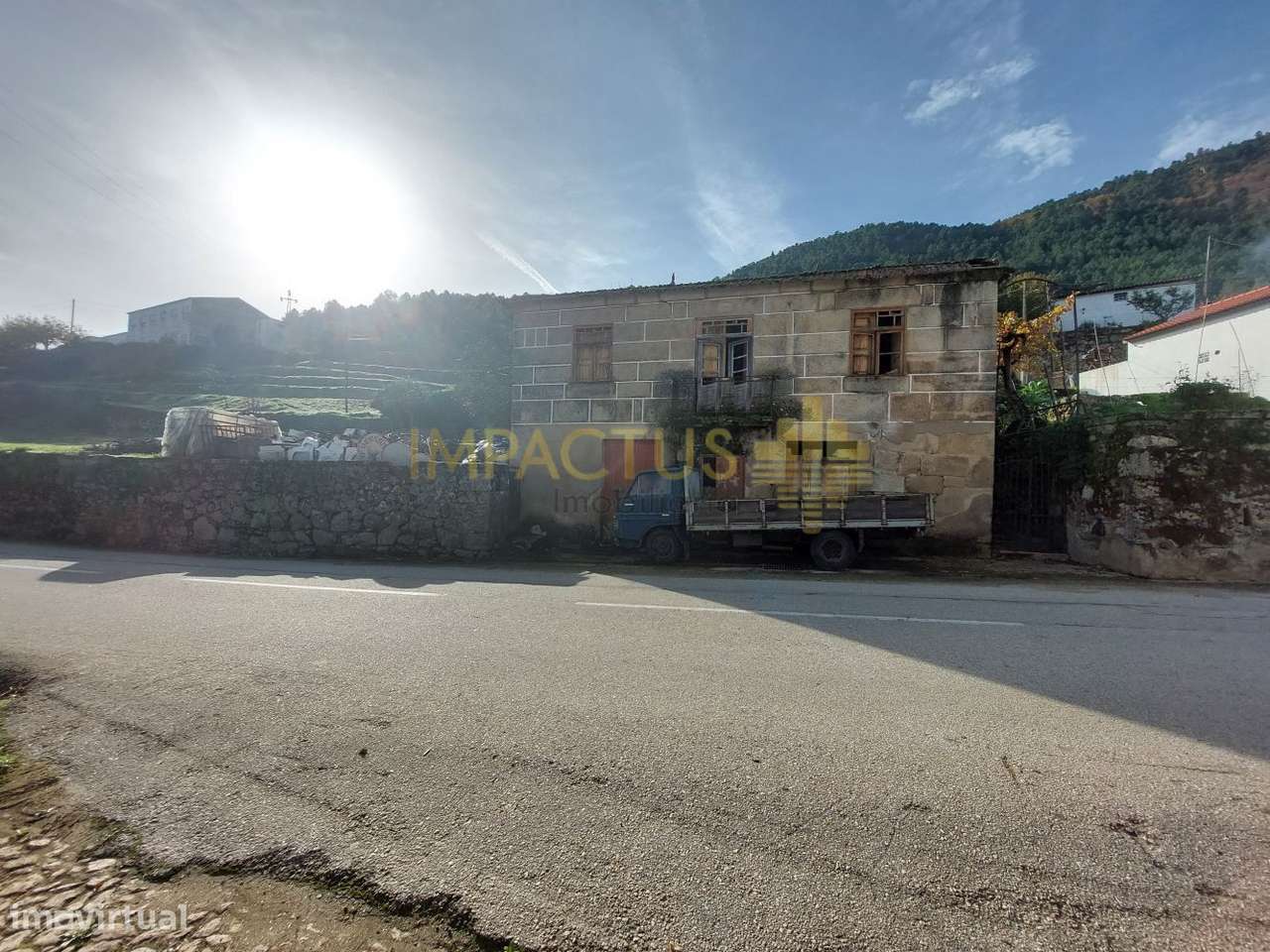 Moradia para restauro em terreno 10 000m2 - Grande imagem: 2/12