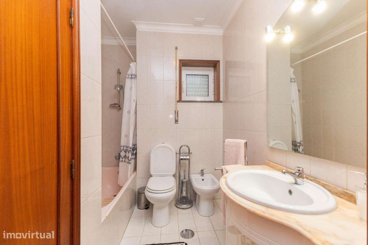 Moradia T4 na Maia – Renovada, 3 Frentes, Terraço e Garagem a...-31
