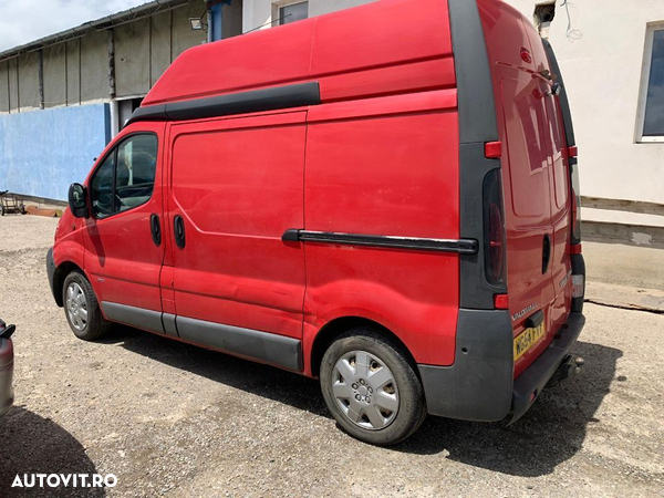 Dezmembrez piese Opel Vivaro - 3