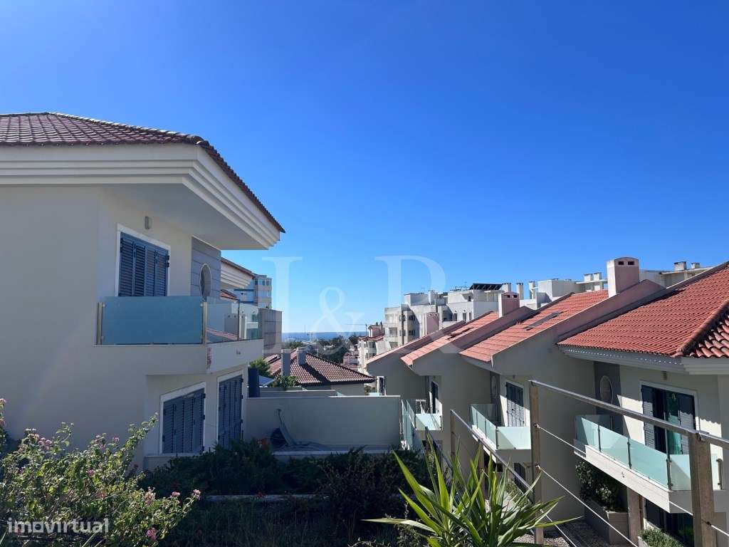 Moradia T3 renovada em condomínio com piscina no Estoril-13