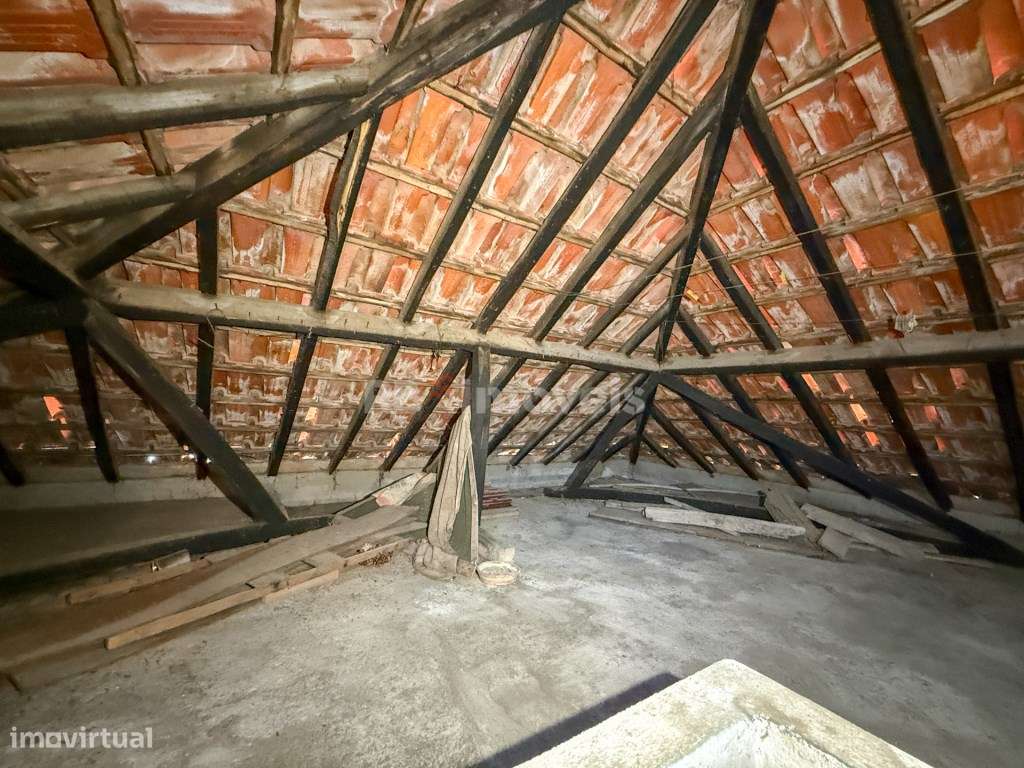 Moradia T3 com espaço exterior no centro de Vila Nova da Barquinha-50