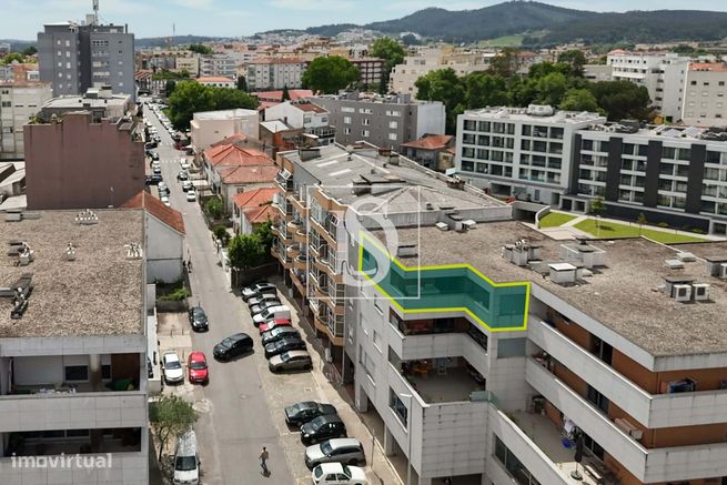 T3 c/ NOVO, Mobilado, c/ Terraço, Churrasqueira e Duas Garagens – Cent-3