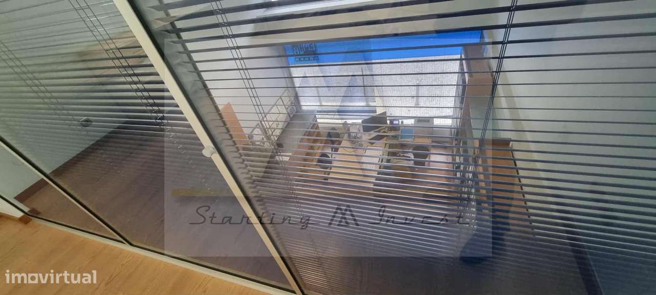 Loja comercial no largo do passeio Alegre, na Póvoa de Varzim.-8