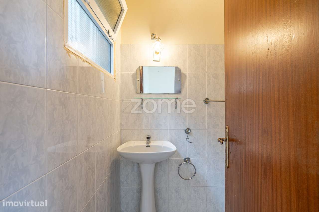 Moradia T2+1 com enorme potencial-23