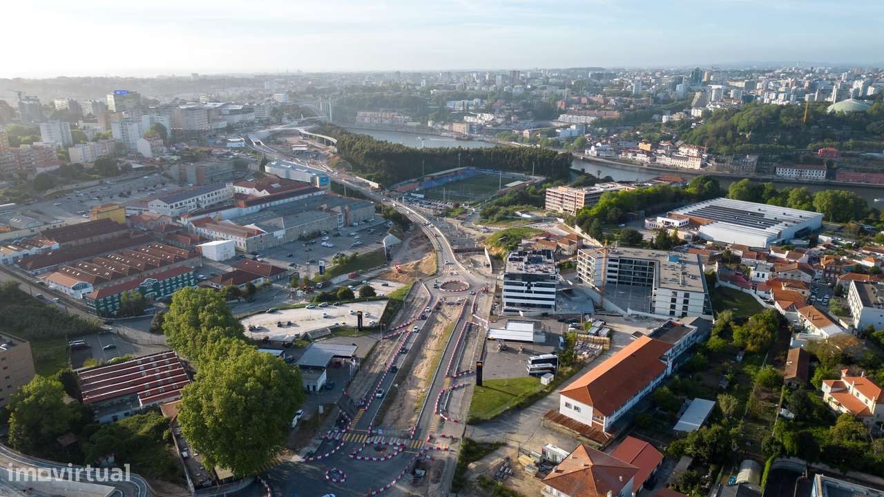 T2 +1 com 102 m² | Varanda | Perto do Metro e Baixa Ribeirinha-28