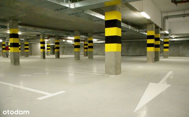 Browary Warszawskie duże miejsce parkingowe. Garaż