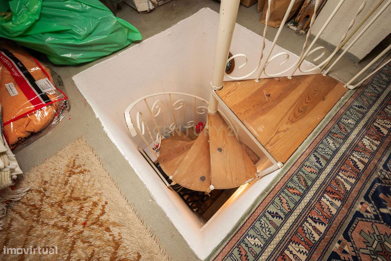 Moradia T4+1 para venda em Queijas.-23