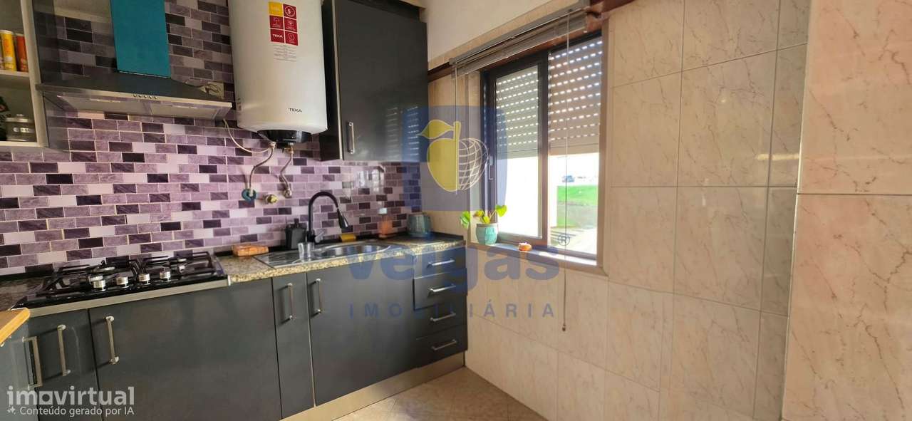 Fantástico T2 Renovado, na Av. da Liberdade – Monte Abraão-4