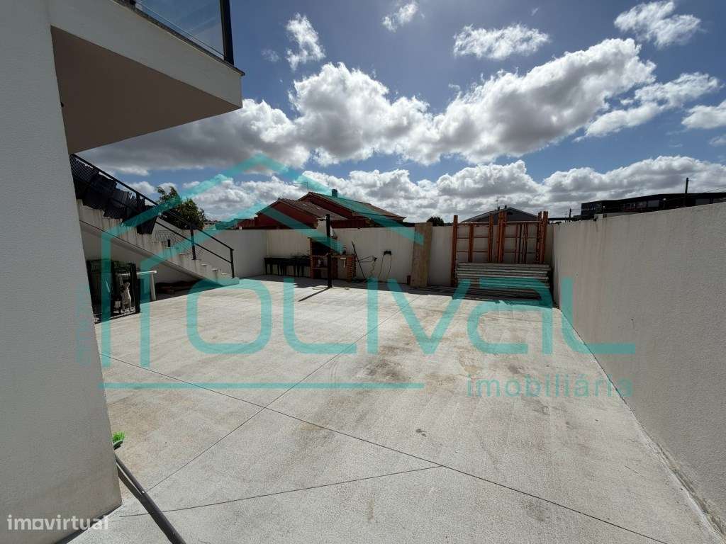 Moradia de Rês do Chão e primeiro andar com garagem na Cave e Logra...-47