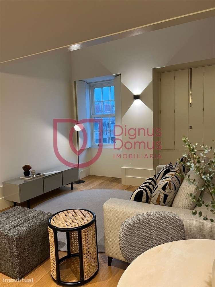 Elegante apartamento T0 Mezanine num Edifício Centenário no Largo do C-9