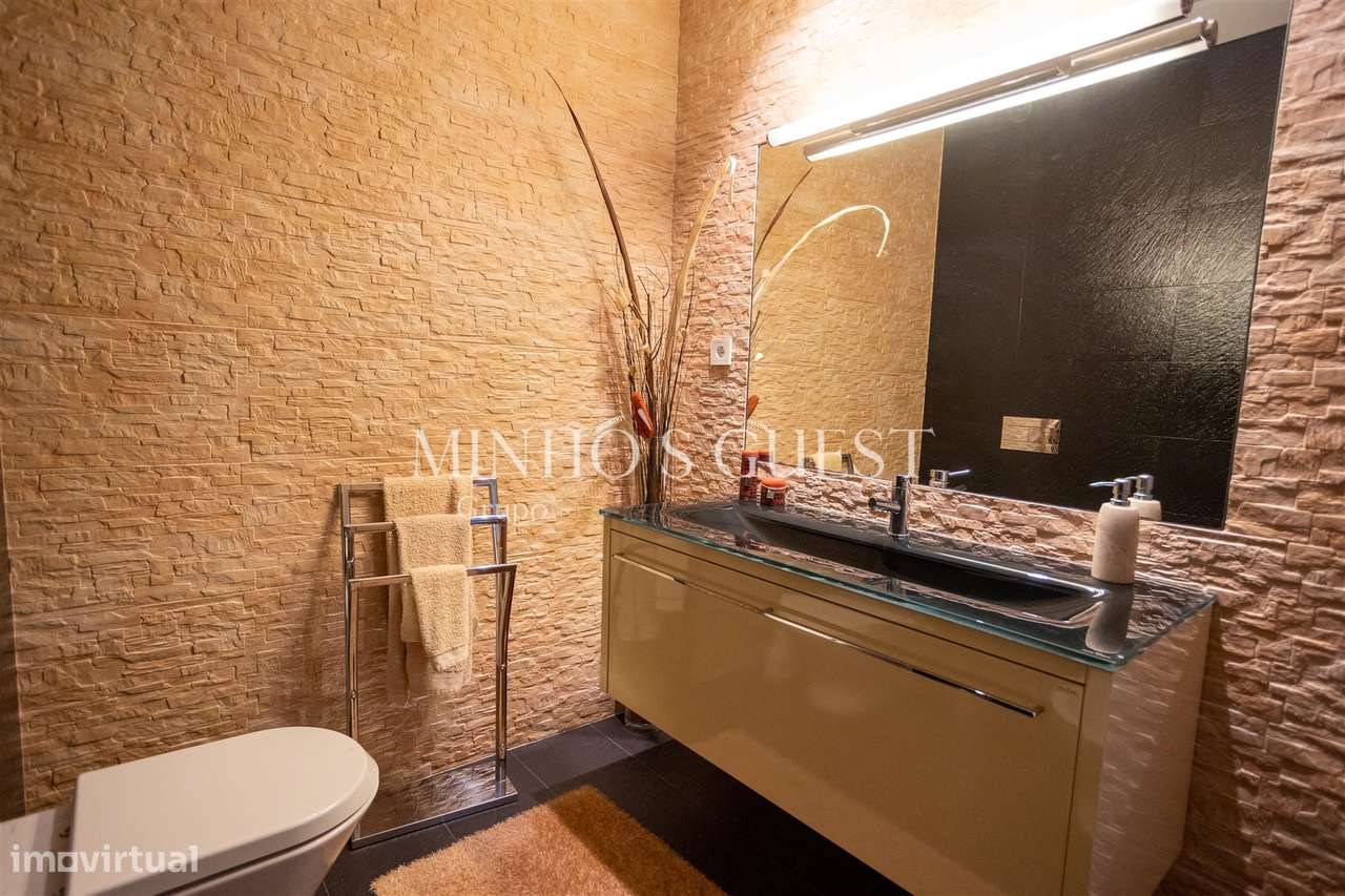 Moradia V4 de Luxo (650m2) Implantada em Terreno de 12500m2 - Souto, G-11