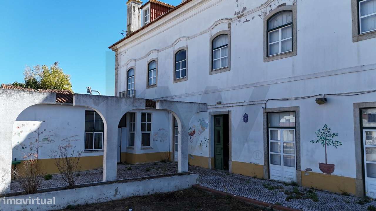 Edifício Emblemático no Coração de Almeirim-4