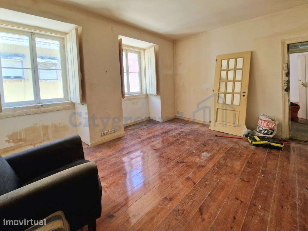 Apartamento T1 no Príncipe Real para reabilitar a seu gosto-2