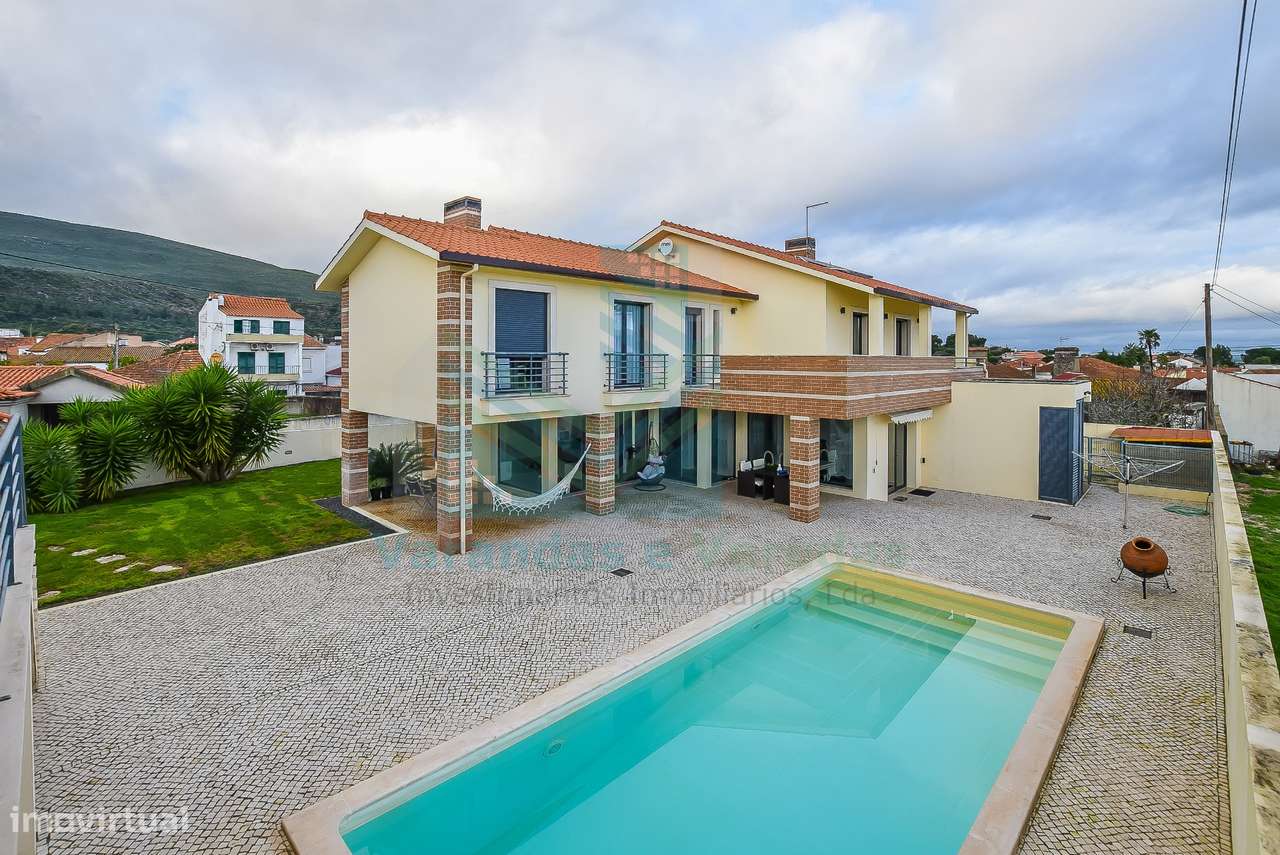 Moradia de luxo T5 com piscina e anexo-57