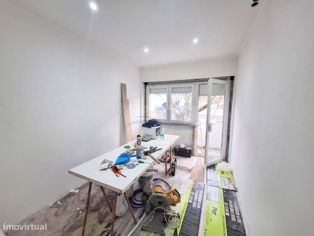 T2 em remodelação total, edifício e fracções como novos.-12
