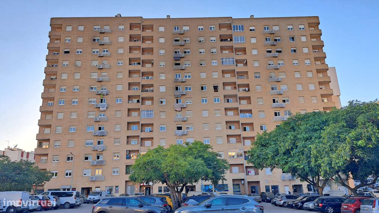 Apartamento T2 com 74m², Arrecadação e Estacionamento no Carregado-14