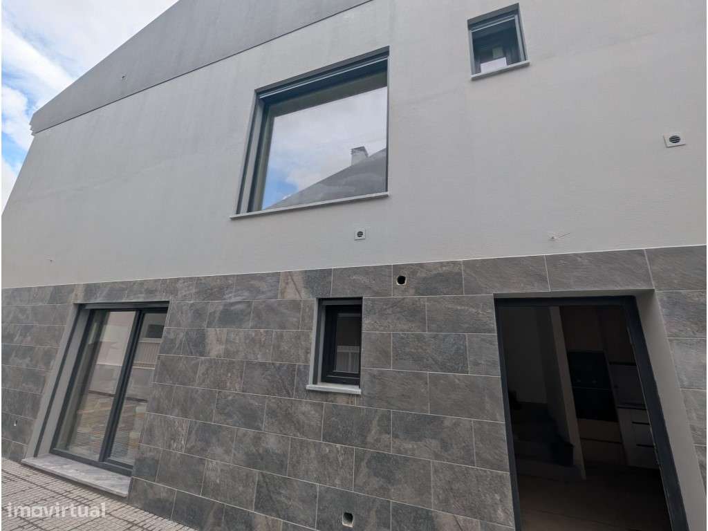 Triplex em Fernão Ferro T2+1 - Grande imagem: 2/40