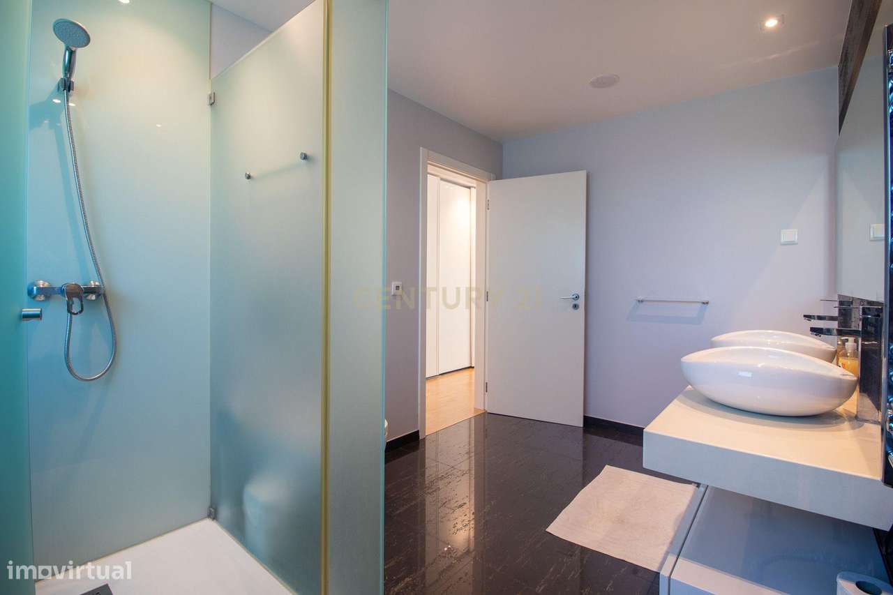 Viva o Luxo à Beira-Mar: Moradia Espetacular T5 com Piscina na Deslumb-35